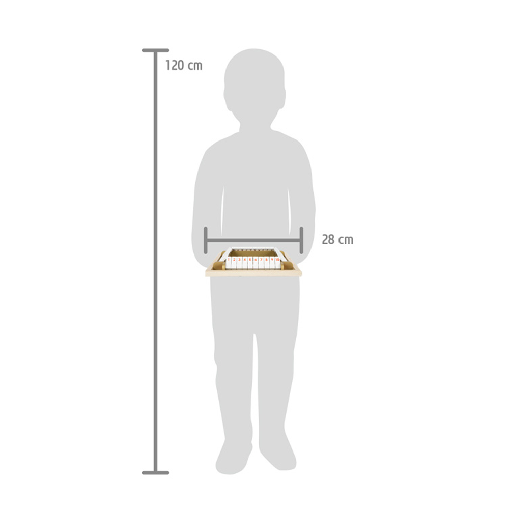 Die Silhouette eines 120 cm großen Kindes hält das Würfelspiel Shut the Box „Gold Edition“ – ein rechteckiges Objekt mit 28 cm Breite und weißen Balken.