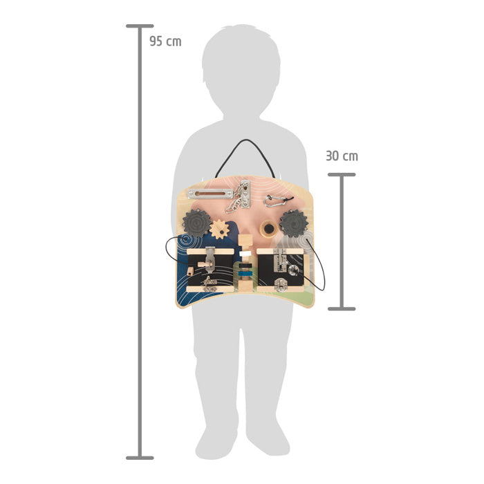 Eine Kindersilhouette (95 cm groß) hält das Motorikbrett Schlösser und Rotation (30 cm hoch).