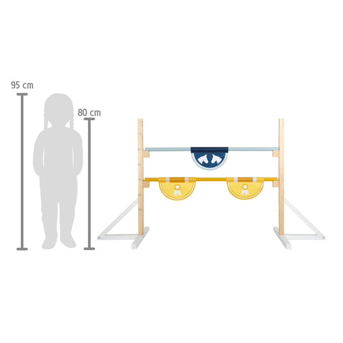 Eine Kindersilhouette steht neben dem Hindernis für Kinder, einer Spielhürde, die 95 cm hoch ist und eine verstellbare Höhe von 80 cm hat.