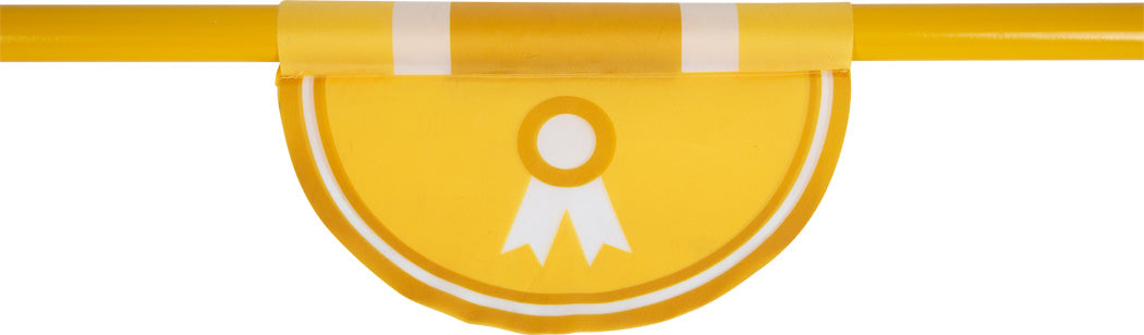 Das Hindernis für Kinder besteht aus einer gelben Rosettendekoration mit einem weißen Bandmuster, die über einer gelben Stange vor einem weißen Hintergrund hängt.