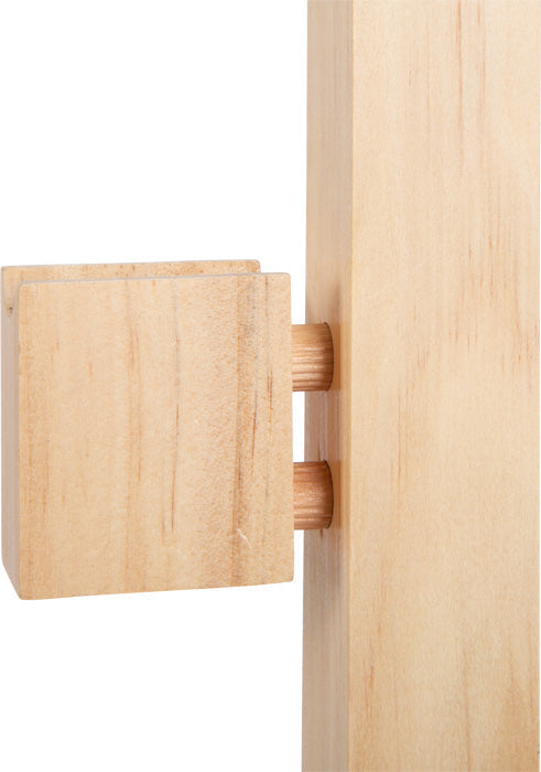 Nahaufnahme von zwei Holzklötzen von Hindernis für Kinder, die mit Dübeln verbunden sind und eine Verbindungstechnik in der Holzverarbeitung veranschaulichen.
