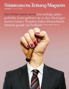 Eine Person im Anzug hält eine Zigarre; ihre Hand hat lackierte Nägel. Im Hintergrund steht ein deutscher Text.