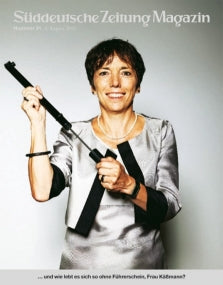 Lächelnde Frau mit einem Scheibenwischer in der Hand auf dem Cover des Süddeutsche Zeitung Magazins.