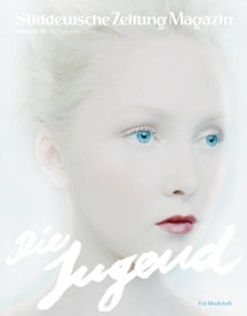 Nahaufnahme einer jungen Frau mit blasser Haut und blauen Augen auf dem Cover des Süddeutsche Zeitung Magazins.