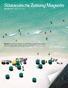 Luftaufnahme eines Strandes mit grünen Sonnenschirmen, schwimmenden Menschen und türkisfarbenem Wasser. Text auf der Titelseite oben.