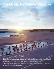 Menschen entspannen sich bei Sonnenuntergang in geothermischen Pools, während ein Flugzeug am Himmel fliegt.