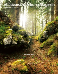 Sonnenlicht fällt durch hohe Bäume auf einen moosbewachsenen Waldweg, der auf dem Titelbild des Süddeutsche Zeitung Magazins abgebildet ist.