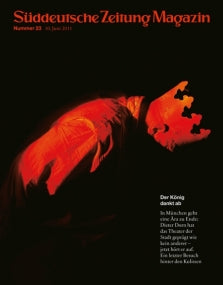 Eine Figur in Rot mit einer abfallenden Krone auf dem Cover des Süddeutsche Zeitung Magazins.