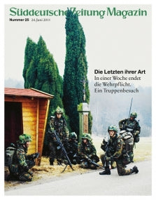 Deutsche Soldaten in Tarnkleidung ruhen sich in der Nähe eines Holzschuppens und hoher Bäume aus; Titelbild des Süddeutsche Zeitung Magazin.