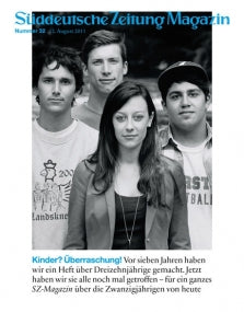 Vier junge Erwachsene stehen zusammen, drei Männer hinter einer Frau, auf einem Zeitschriftencover mit deutschem Text.