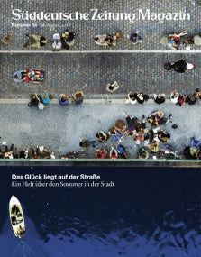 Luftaufnahme von Menschen auf einer Uferpromenade mit einem Boot, das auf dem Wasser schwimmt; Text auf dem Titelblatt.