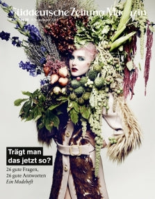 Person in einem aufwendigen Outfit aus Gemüse und Grünzeug, die für das Cover einer Modezeitschrift posiert.