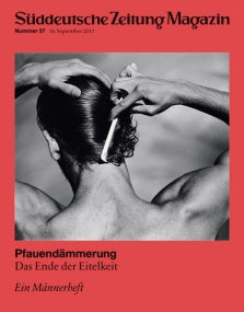 Schwarz-Weiß-Foto einer Person, die ihr Haar von hinten gesehen nach hinten streicht, auf einem roten Zeitschriftencover.