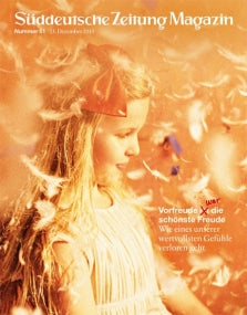 Ein junges Mädchen mit einem roten Stirnband, umgeben von schwebenden Federn, auf dem Cover des Süddeutsche Zeitung Magazins.