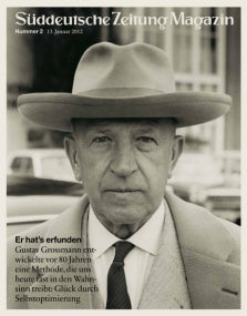 Ein älterer Mann im Anzug und mit breitkrempigem Hut blickt in die Kamera; der Text auf der Titelseite einer deutschen Zeitschrift überlagert das Bild.