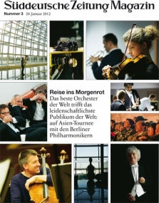 Collage von Musikern, die Instrumente spielen und auftreten, mit deutschem Text über die Berliner Philharmoniker auf Tournee.