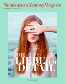 Eine rothaarige Frau bedeckt ihre Augen mit der Hand auf einem Zeitschriftencover mit deutschem Text.