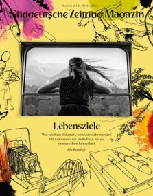 Eine Frau sitzt am Zugfenster und blickt auf die Berge; Süddeutsche Zeitung Magazin Text oben.