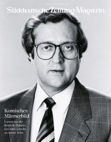 Ein Mann im Anzug und mit Brille posiert für das Cover des Süddeutsche Zeitung Magazins.