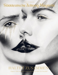 Zwei Gesichter mit dramatischem schwarz-goldenem Make-up überlagern sich kunstvoll auf einem Zeitschriftencover mit deutschem Text.