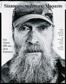 Schwarz-Weiß-Foto eines bärtigen Mannes mit Mütze in Großaufnahme auf einer Zeitschrift mit deutschem Text.