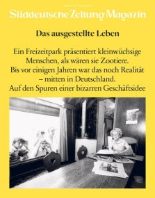 Schwarz-Weiß-Foto von Menschen, die in einem Raum um einen Tisch sitzen, mit deutschem Text über dem Bild.