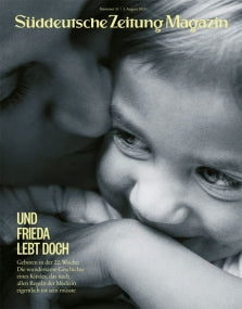 Nahaufnahme eines Erwachsenen, der ein lächelndes Kind umarmt, mit eingeblendetem deutschen Zeitschriftentext.