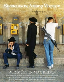 Zwei Männer in traditioneller jüdischer Kleidung in der Nähe von Telefonzellen; ein dritter Mann mit einem Gewehr und einem T-Shirt lehnt an der Wand.
