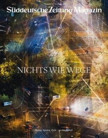 Luftaufnahme von nächtlichen Straßen mit verschwommenen Autolichtern; Text: NICHTS WIE WEGE.