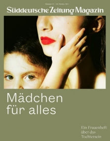 Nahaufnahme eines jungen Mädchens, das das Gesicht eines anderen Mädchens hält; beide haben einen ernsten Gesichtsausdruck. Text in Deutsch über dem Bild.