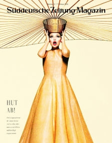 Frau in einem goldenen Kleid mit Korbhut, abgebildet auf der Titelseite des Süddeutsche Zeitung Magazins.