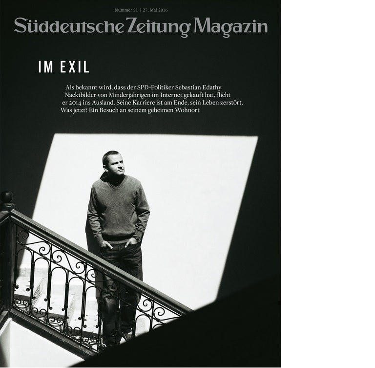 Ein Mann steht allein in einer sonnenbeschienenen Ecke an einem Geländer; über ihm erscheint der Text einer deutschen Zeitschrift.