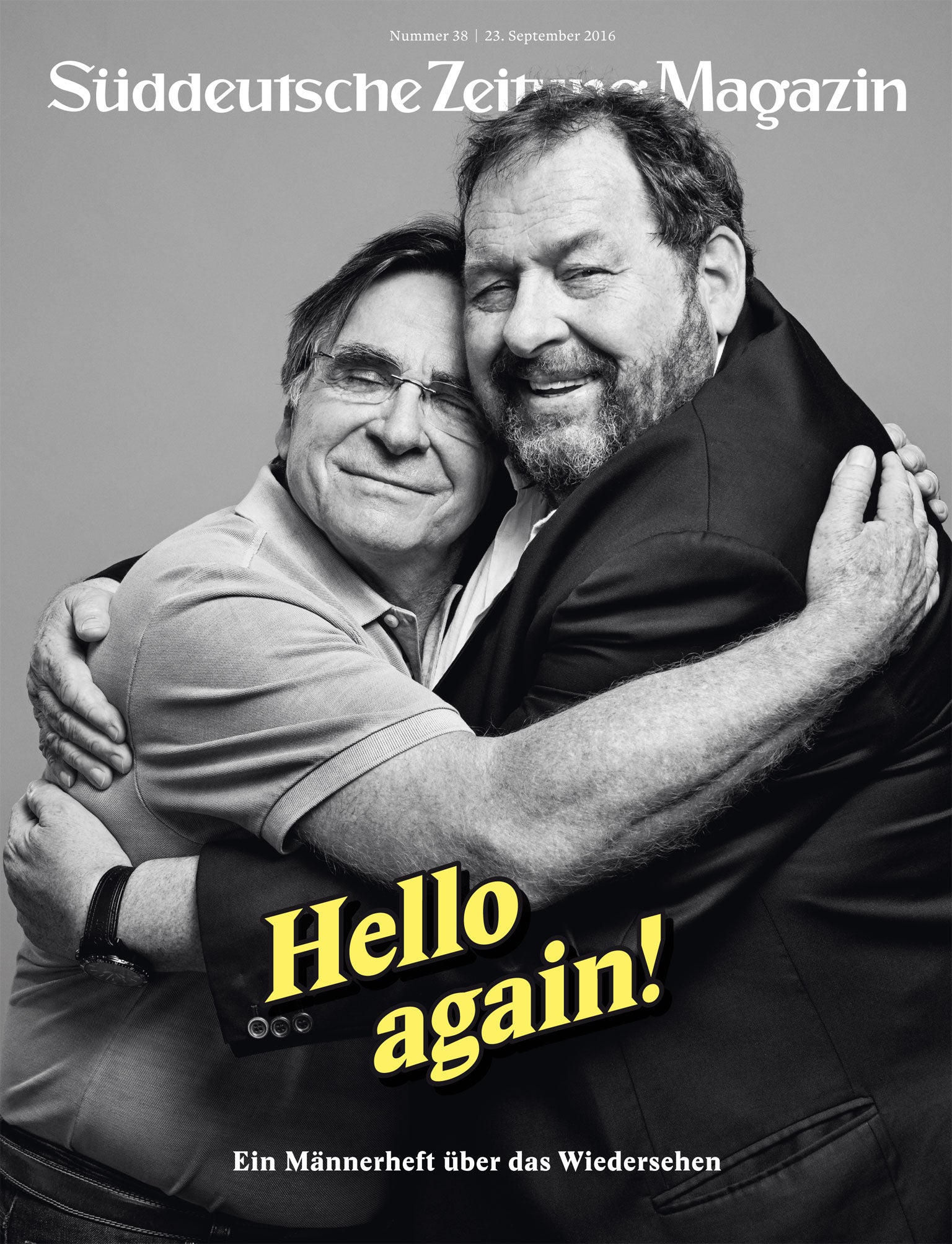 Zwei ältere Männer lächeln und umarmen sich auf dem Cover des Süddeutsche Zeitung Magazins.