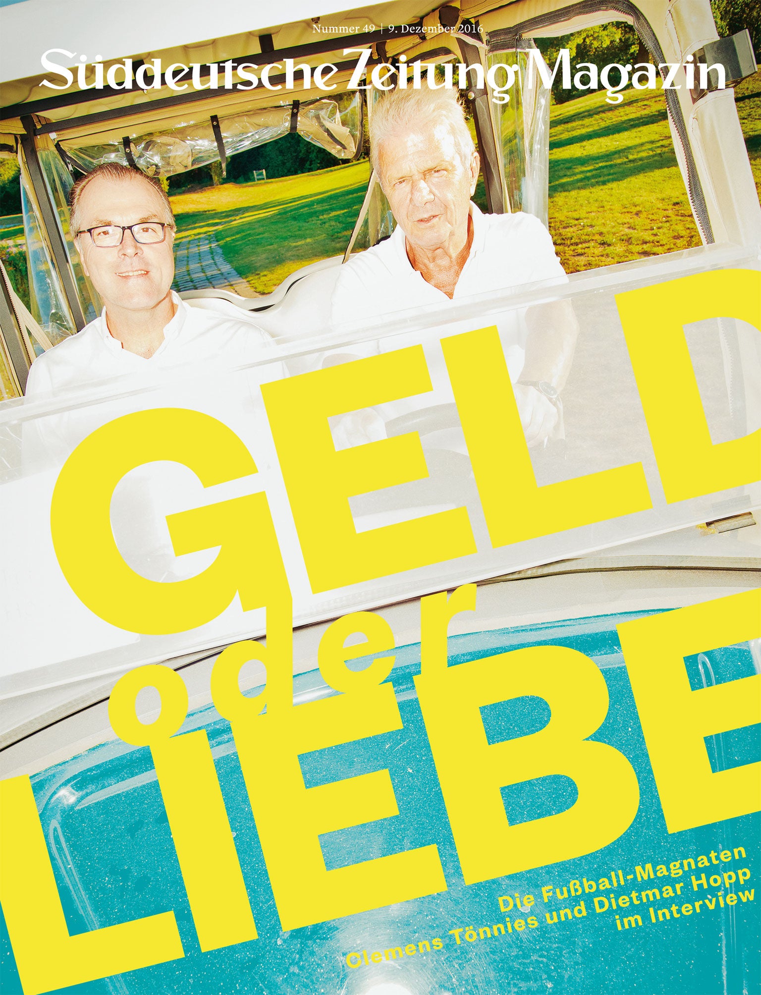 Zwei Männer in weißen Hemden sitzen in einem Golfwagen; in fetter gelber Schrift steht Geld oder Liebe auf einer Zeitschriftentitelseite.