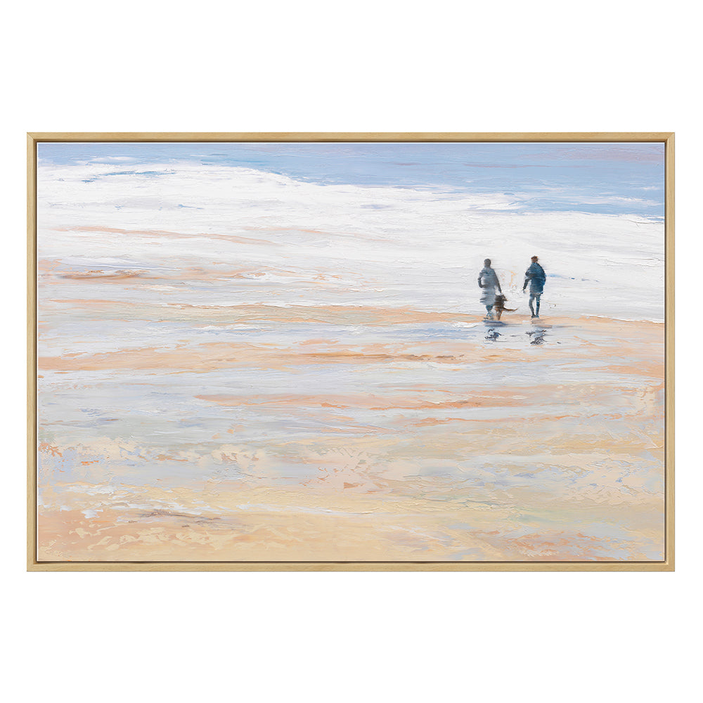 Zwei Menschen gehen an einem Sandstrand entlang, im Hintergrund Wellen und Himmel, gemalt in sanften, gedämpften Farben.
