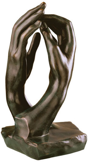 Bronzeskulptur zweier einander zugewandter Hände, deren Fingerspitzen sich fast berühren, montiert auf einem rechteckigen Sockel.