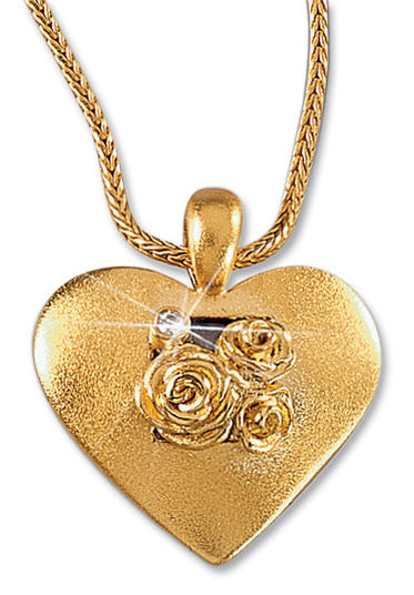 Goldener herzförmiger Anhänger mit Rosendetails und einem funkelnden Edelstein, der an einer goldenen Kette hängt.
