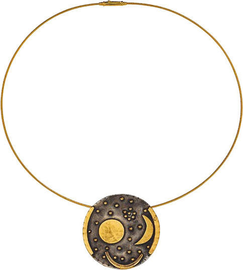 Goldene Halskette mit rundem Anhänger im Mond-, Sternen- und Sonnendesign.