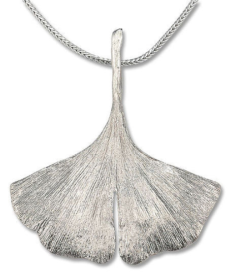 Silberne Halskette mit einem Anhänger in Form eines strukturierten Ginkgoblattes.