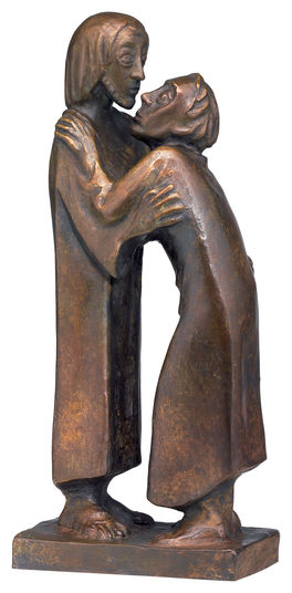 Bronzeskulptur zweier sich umarmender Figuren, wobei eine nach oben und die andere nach vorne blickt.