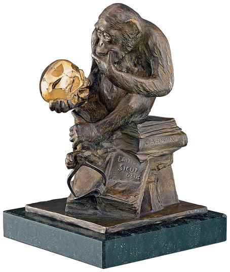 Bronzene Schimpansenstatue, die über einen goldenen Totenkopf nachdenkt und auf Büchern mit der Aufschrift „Darwin“ sitzt.