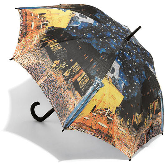 Regenschirm mit dem aufgedruckten Gemälde „Caféterrasse bei Nacht“ von Van Gogh auf weißem Hintergrund.