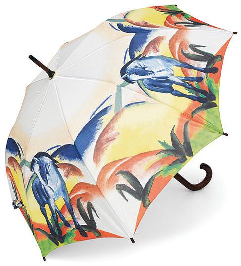 Bunter Regenschirm mit einem Design aus blauen Pferden und abstrakten Formen in Rot, Gelb, Grün und Orange.