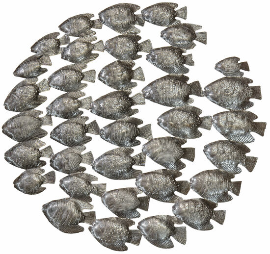Metallische Fischskulpturen, die in einem kreisförmigen, spiralförmigen Muster vor einem weißen Hintergrund angeordnet sind.