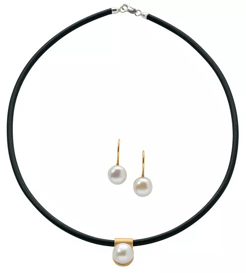 Schwarze Halskette mit einem Anhänger aus Gold und Perlen, gepaart mit passenden Ohrhängern aus Gold und Perlen.