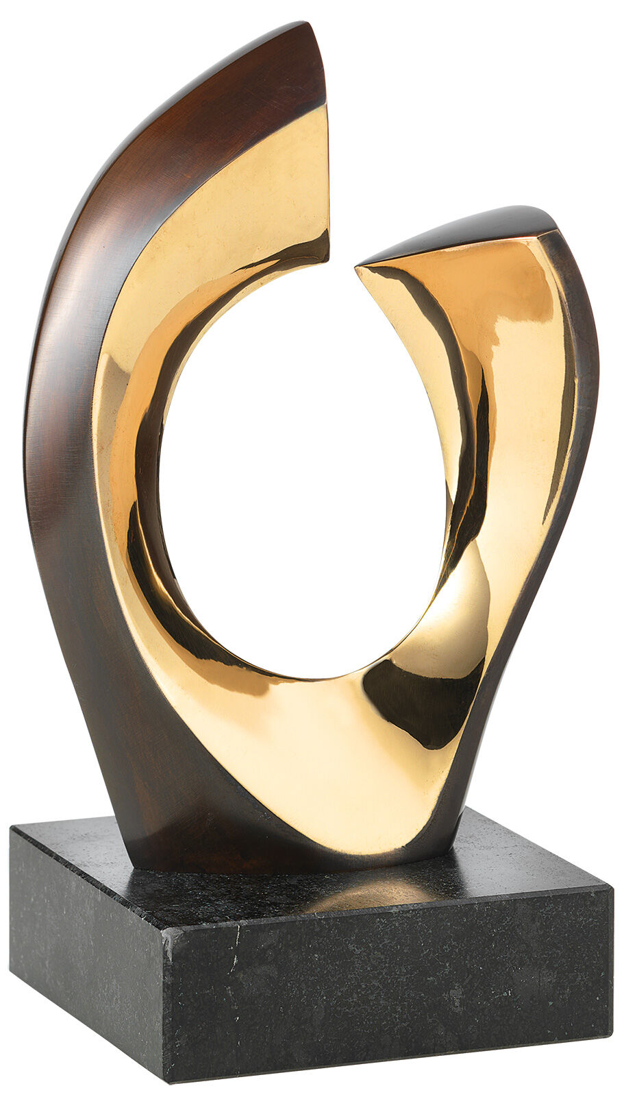 Abstrakte Skulptur aus Gold und Bronze mit geschwungenen Formen auf einem schwarzen rechteckigen Sockel.