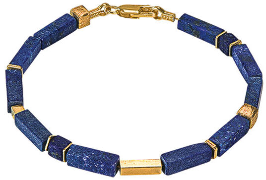 Ein goldenes Armband mit rechteckigen blauen Steinperlen und goldenen Akzenten sowie einem goldenen Verschluss.