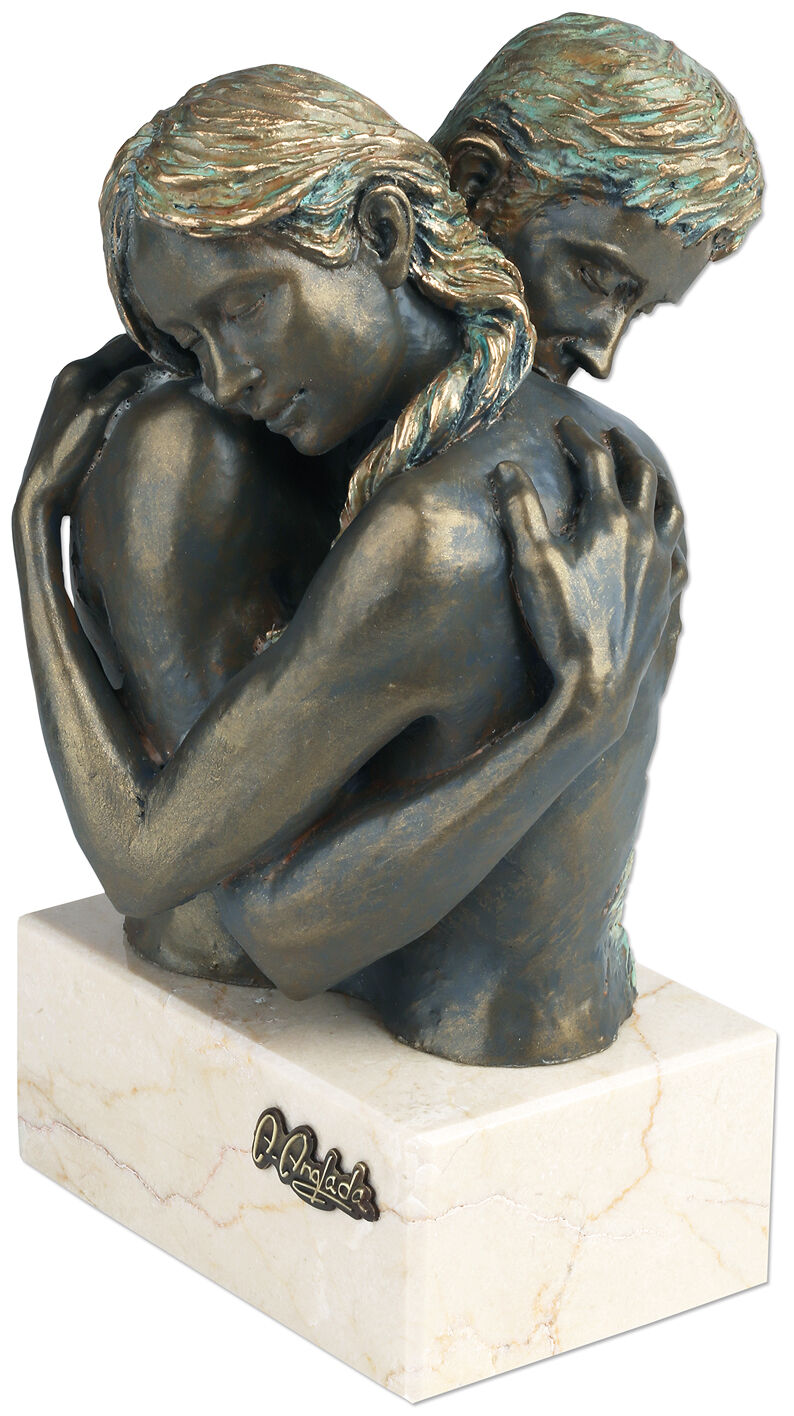 Bronzeskulptur eines sich Rücken an Rücken umarmenden Paares, auf einem Marmorsockel sitzend.