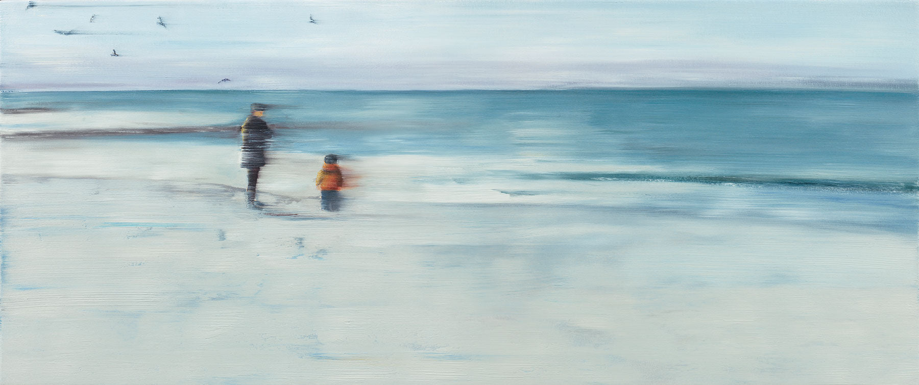 Verschwommenes Gemälde von zwei Personen, die an einem Strand am Meer stehen, über denen Vögel fliegen.