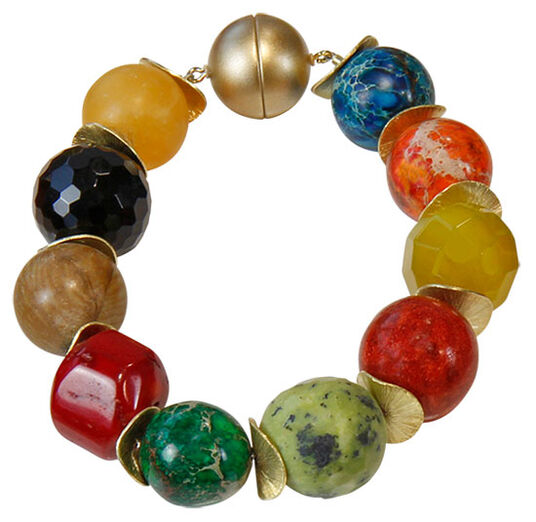 Buntes Perlenarmband mit runden und facettierten Steinen, die durch goldfarbene Akzente getrennt sind und einen Kreis bilden.